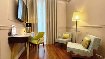Minibar, coffres-forts dans les chambres, bureau