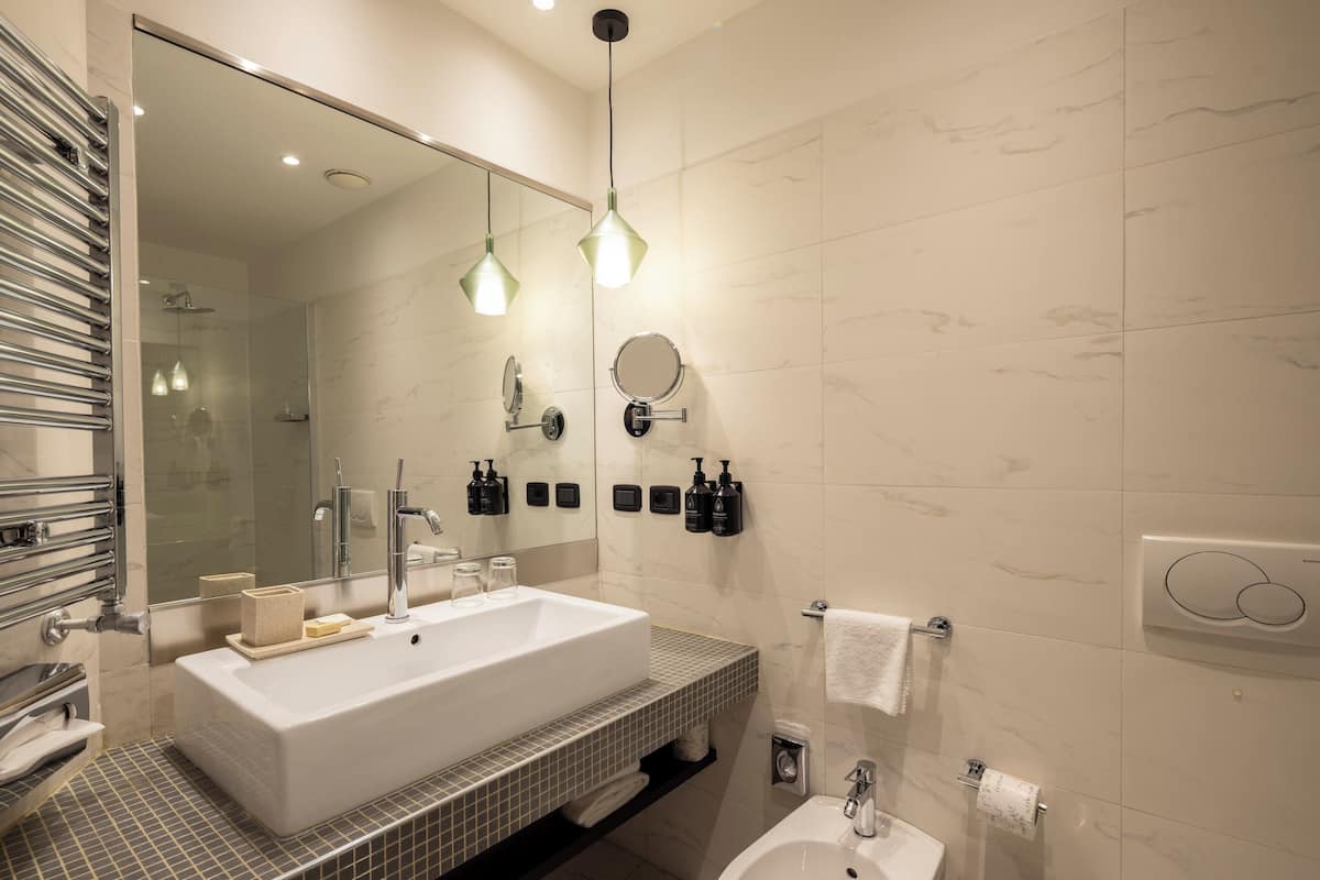 Deep-soaking bathtub, rainfall showerhead