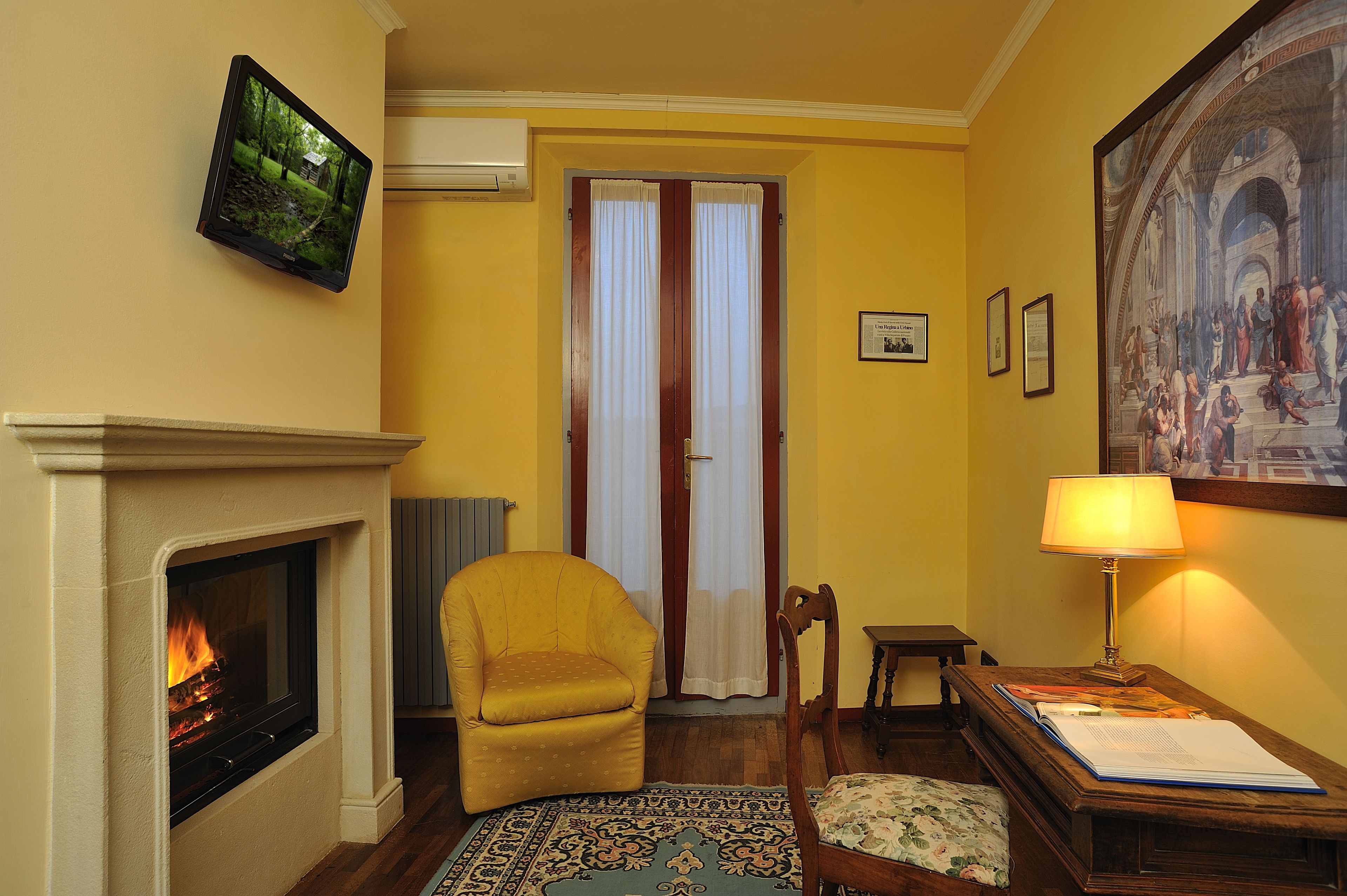 deluxe suite | minibar, in-room safe, desk, soundproofing