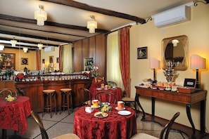 Breakfast (EUR 11 per person)