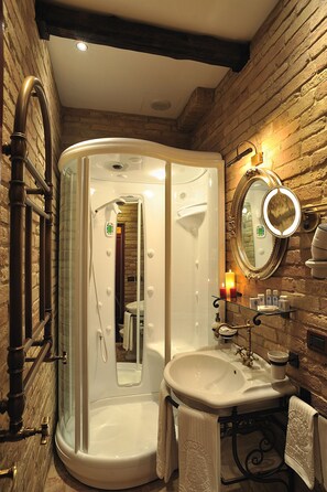 Bathroom shower - Hotel Bonconte (Urbino)