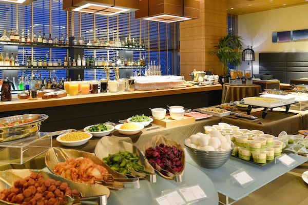 Petit déjeuner buffet (2500 JPY par personne)