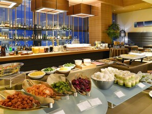 Daily buffet breakfast (JPY 2500 per person)