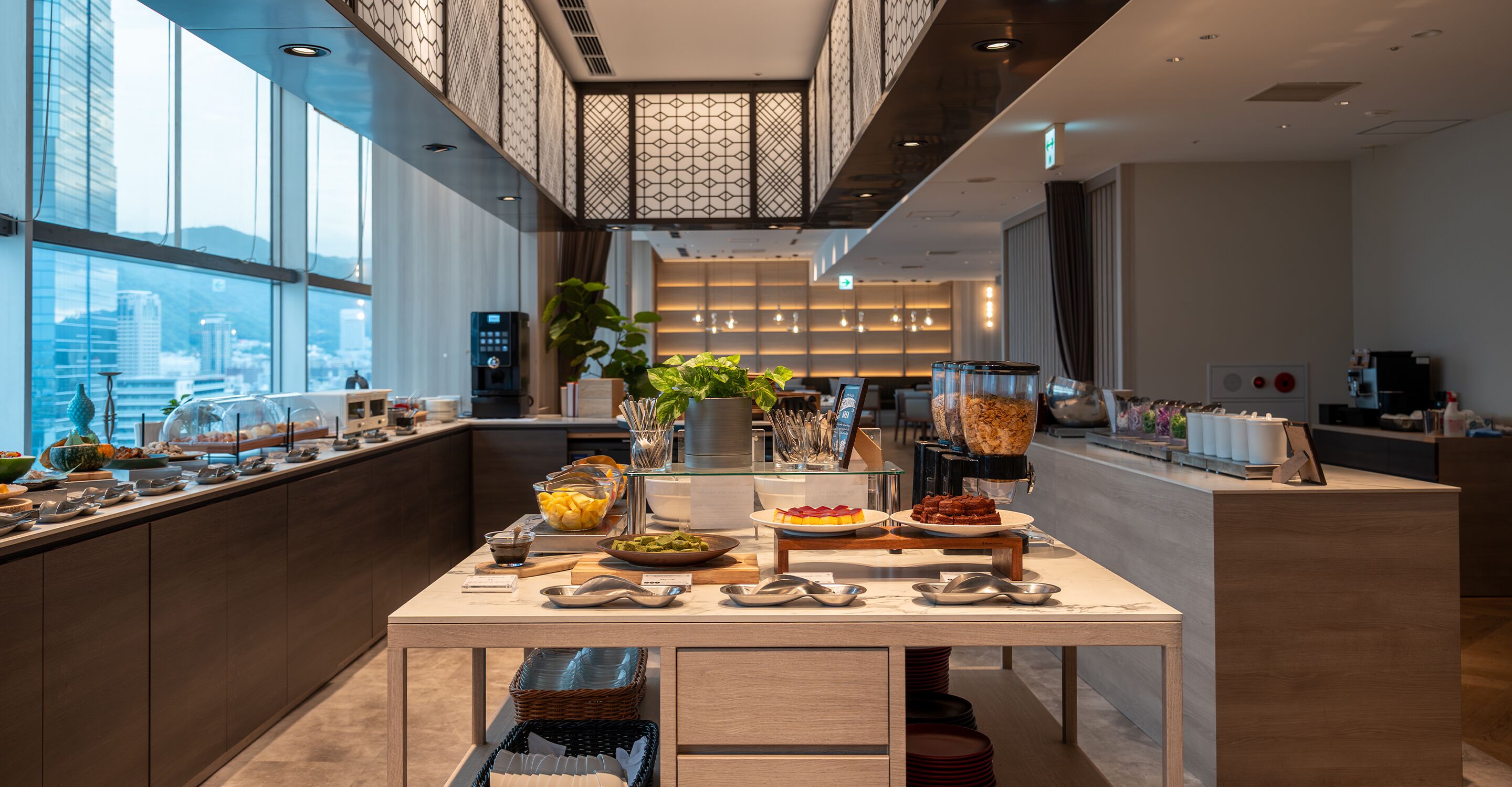 Daily buffet breakfast (JPY 3800 per person)