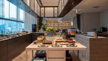 Daily buffet breakfast (JPY 3800 per person)
