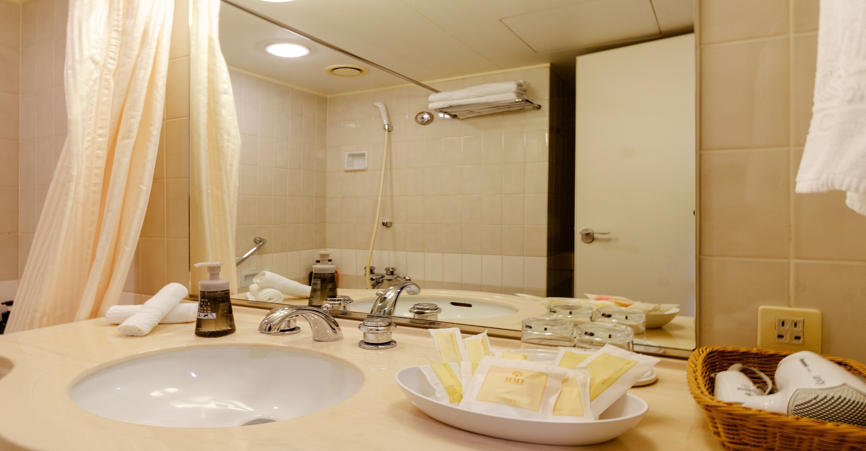 combined shower/bathtub, rainfall showerhead, free toiletries