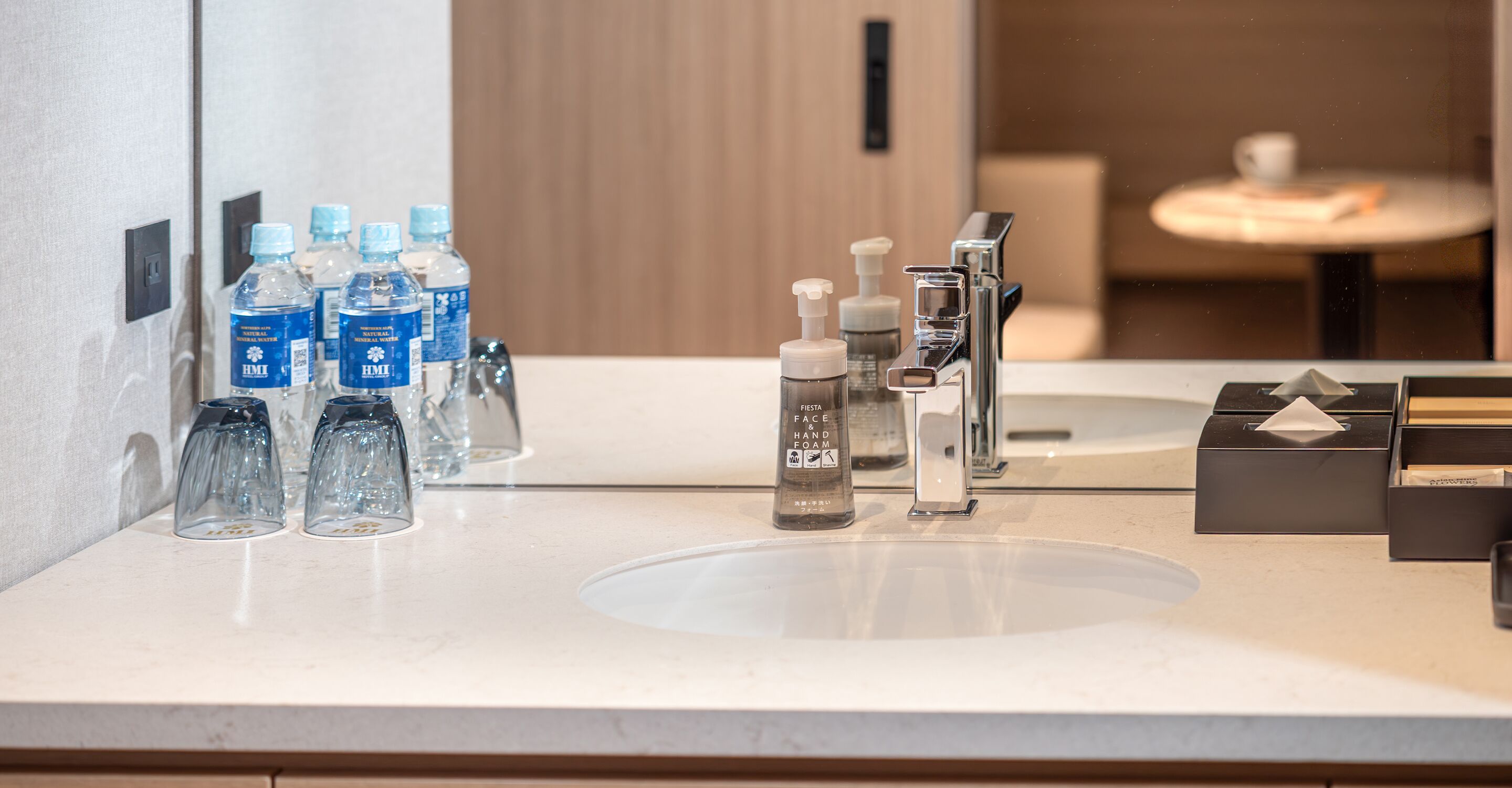 deluxe twin room, non smoking | 1 bedroom, in-room safe, individually furnished, desk