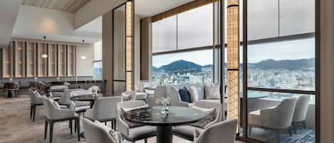 2 restaurants; breakfast, lunch and dinner served