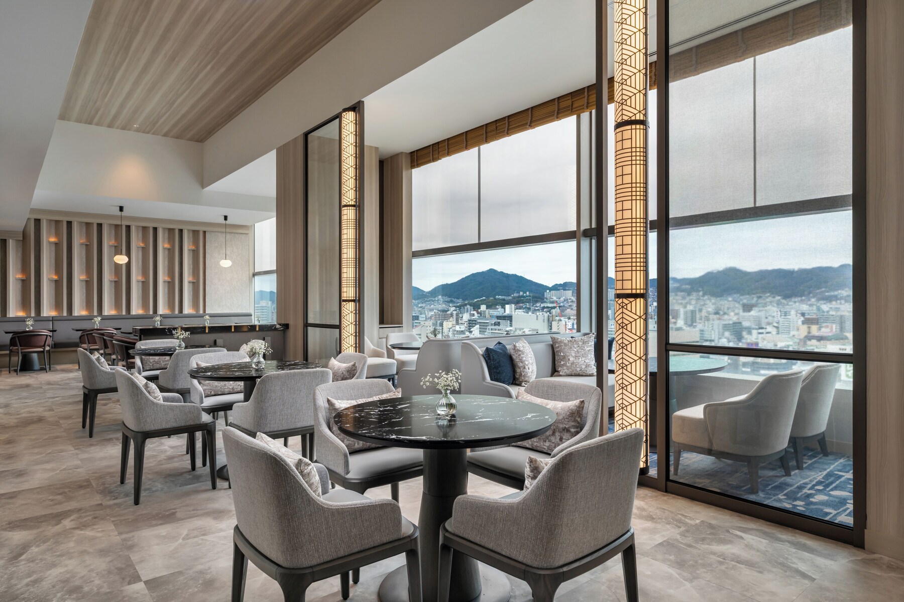2 restaurants; breakfast, lunch, and dinner served