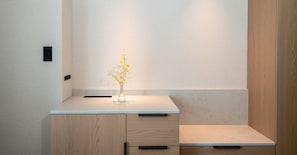 Quarto duplo básico, para não fumantes | Cofres nos quartos, individualmente mobiliados, escrivaninha