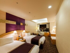 Executive Twin Room, Non Smoking | In-room safe, individually furnished, desk, blackout drapes