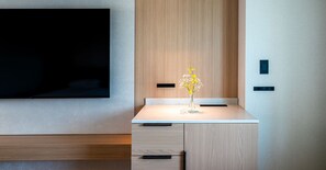 Habitación, 1 cama de matrimonio grande, no fumadores | Caja fuerte, mobiliario individual, escritorio y cortinas opacas