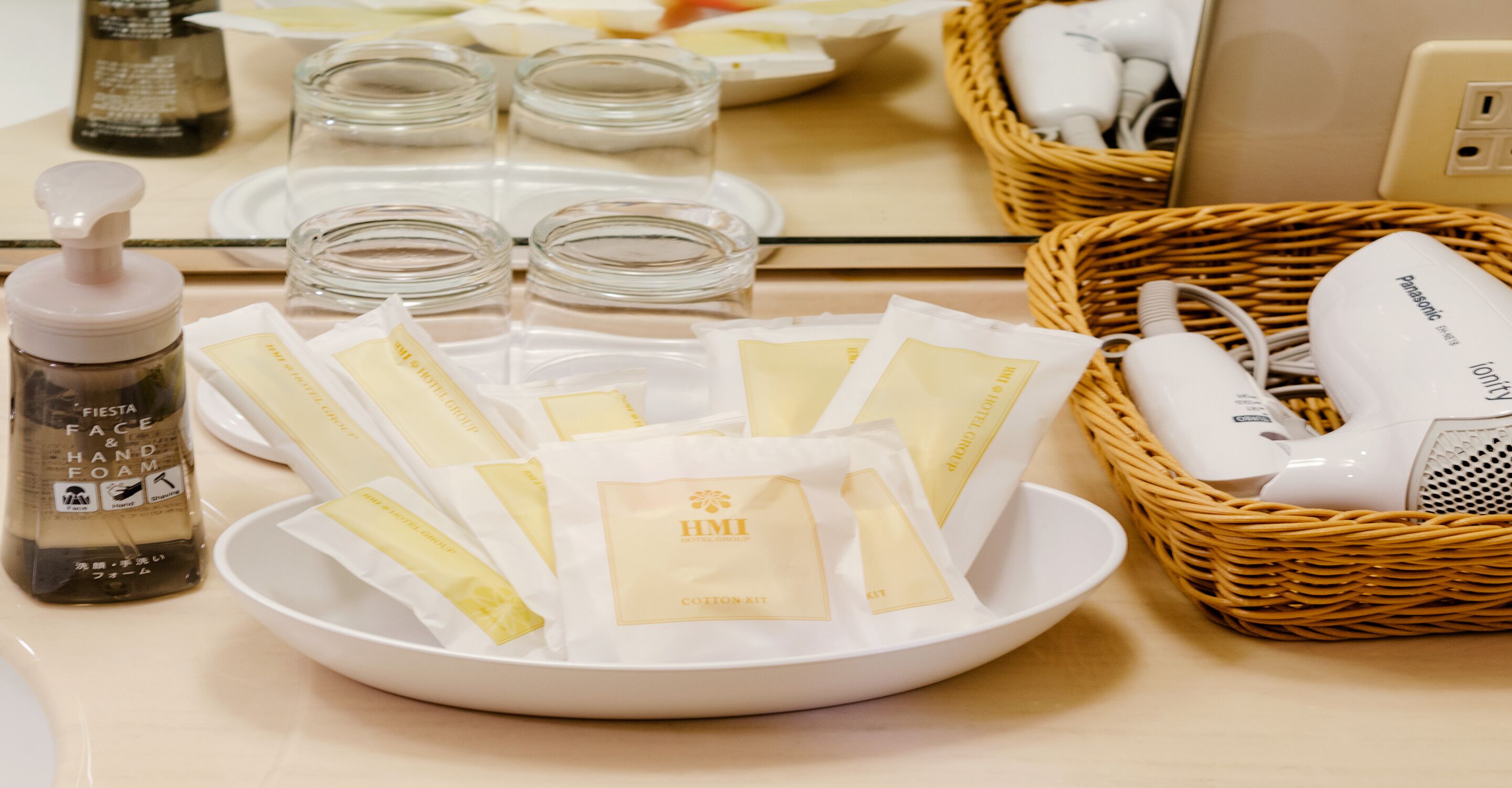 combined shower/bathtub, rainfall showerhead, free toiletries