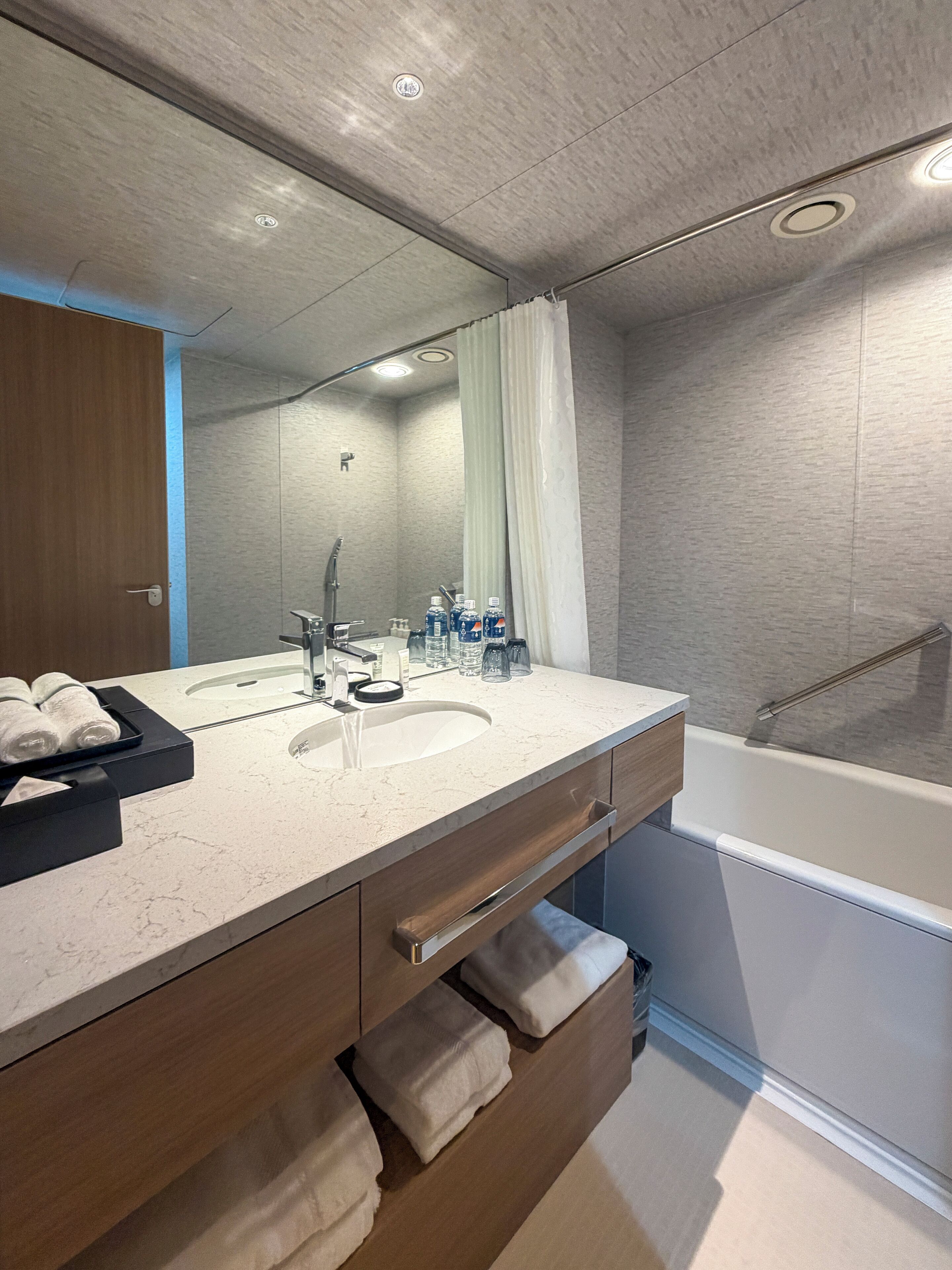 Combined shower/bathtub, hydromassage showerhead, free toiletries