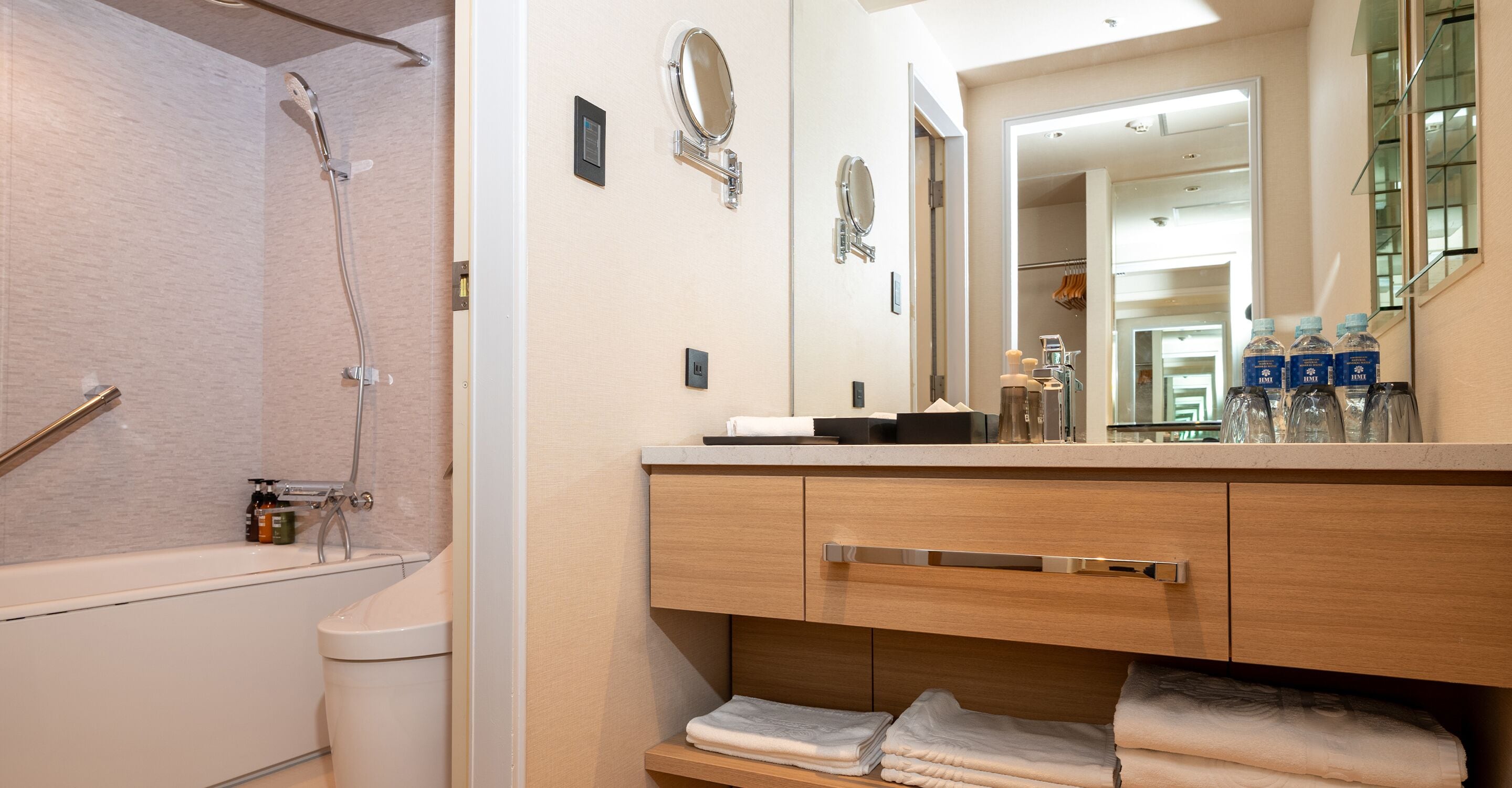 deluxe triple room, non smoking | 1 bedroom, in-room safe, individually furnished, desk