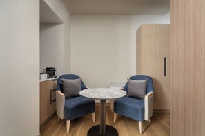 Club Room, 1 King Bed, Non Smoking | Premium bedding, minibar, in-room safe, individually furnished - Kobe Marriott Hotel (Kobe)