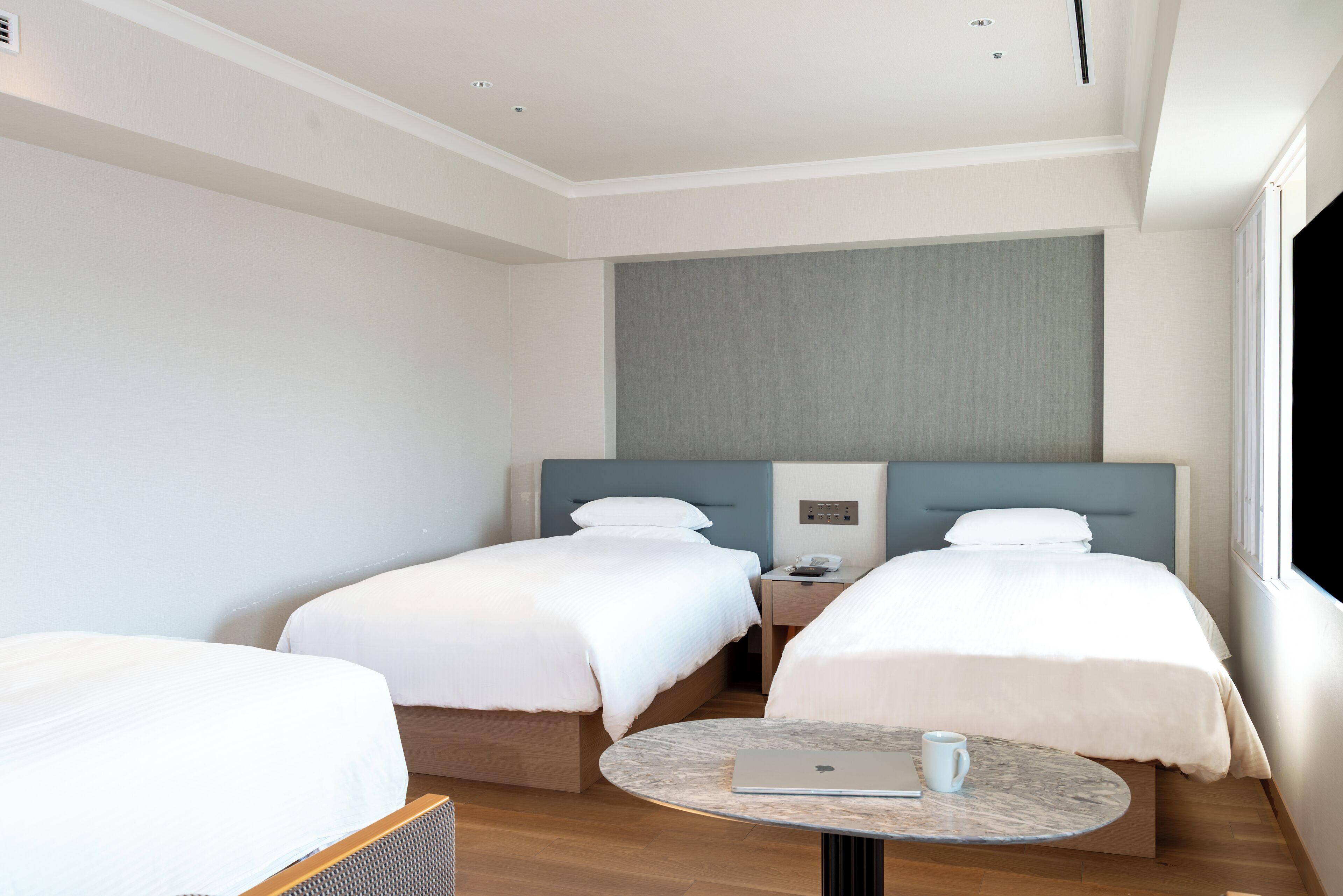 Hochwertige Bettwaren, Minibar, Zimmersafe, individuell eingerichtet