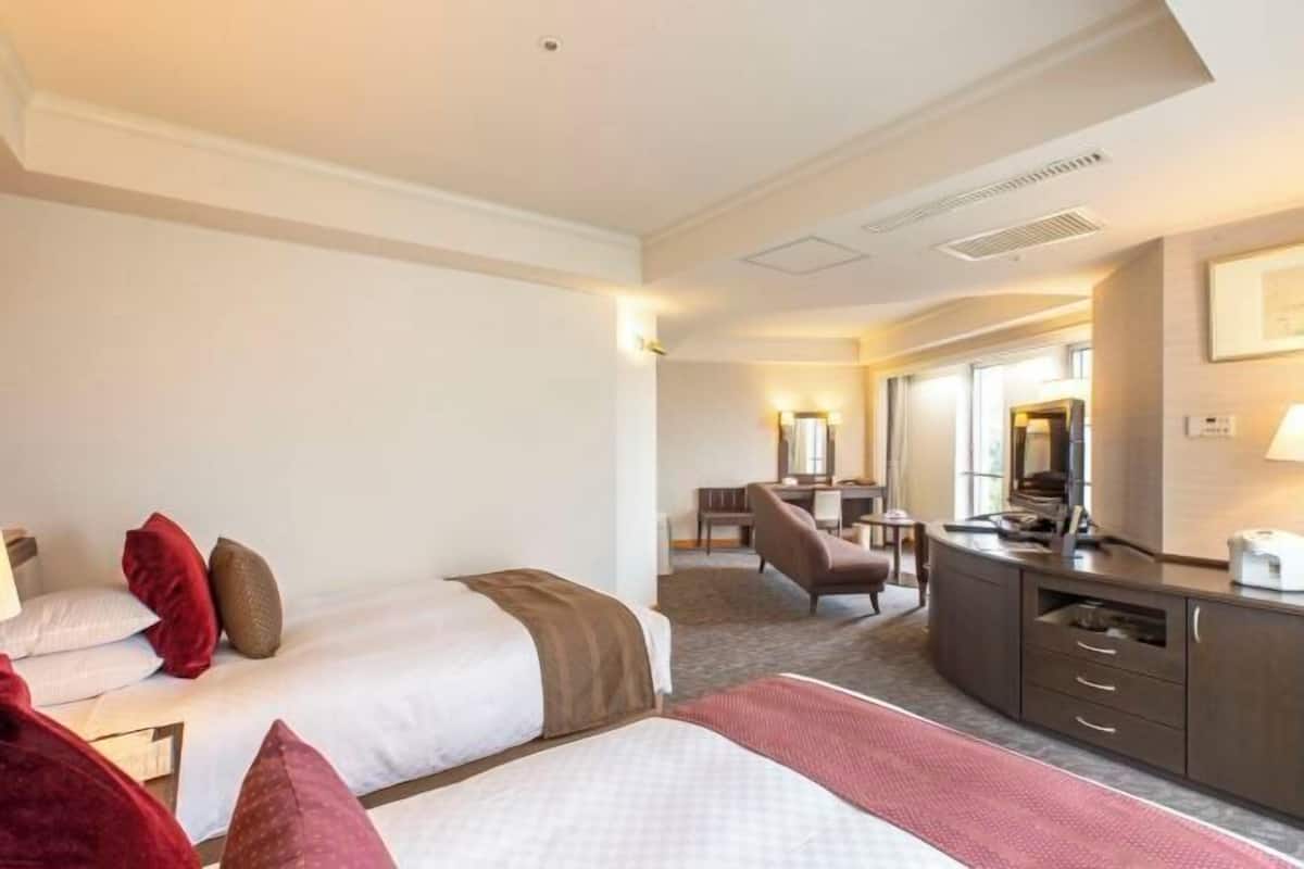 In-room safe, individually decorated, individually furnished, desk
