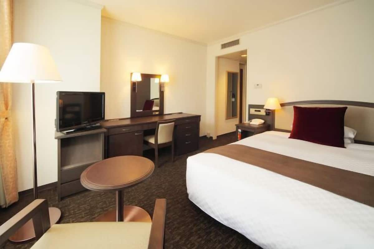In-room safe, individually decorated, individually furnished, desk