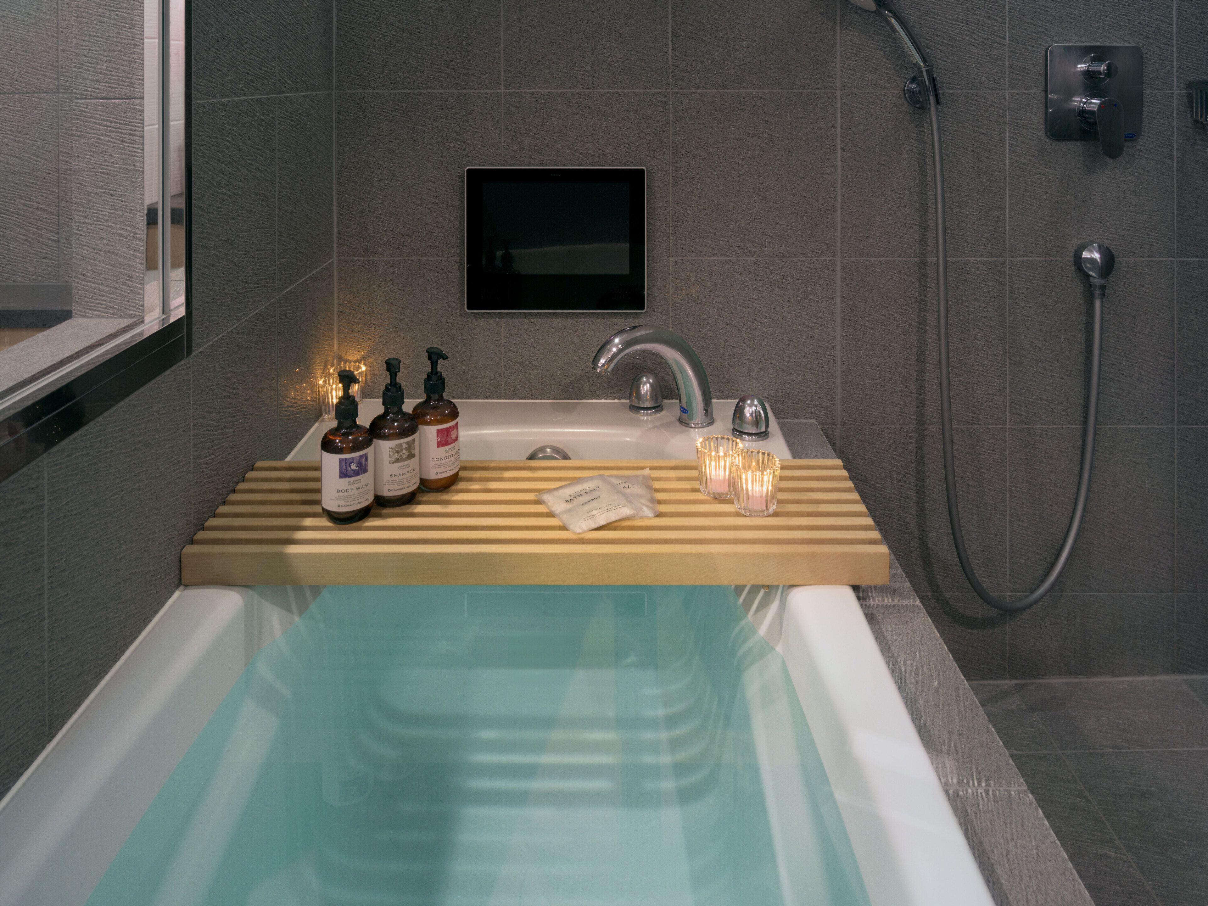 combined shower/bathtub, deep-soaking bathtub, free toiletries