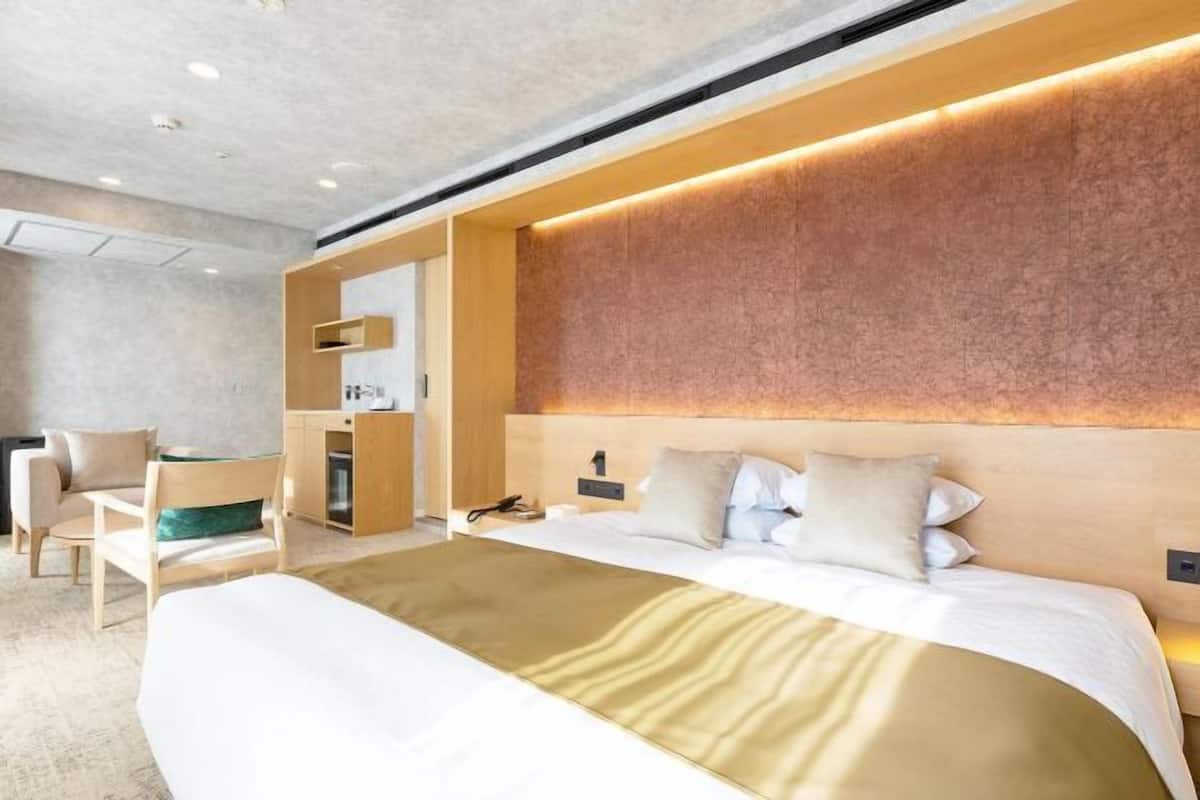 In-room safe, individually decorated, individually furnished, desk