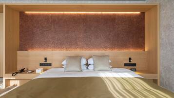 Deluxe King Double Room with City View Non Smoking | In-room safe, individually decorated, individually furnished, desk