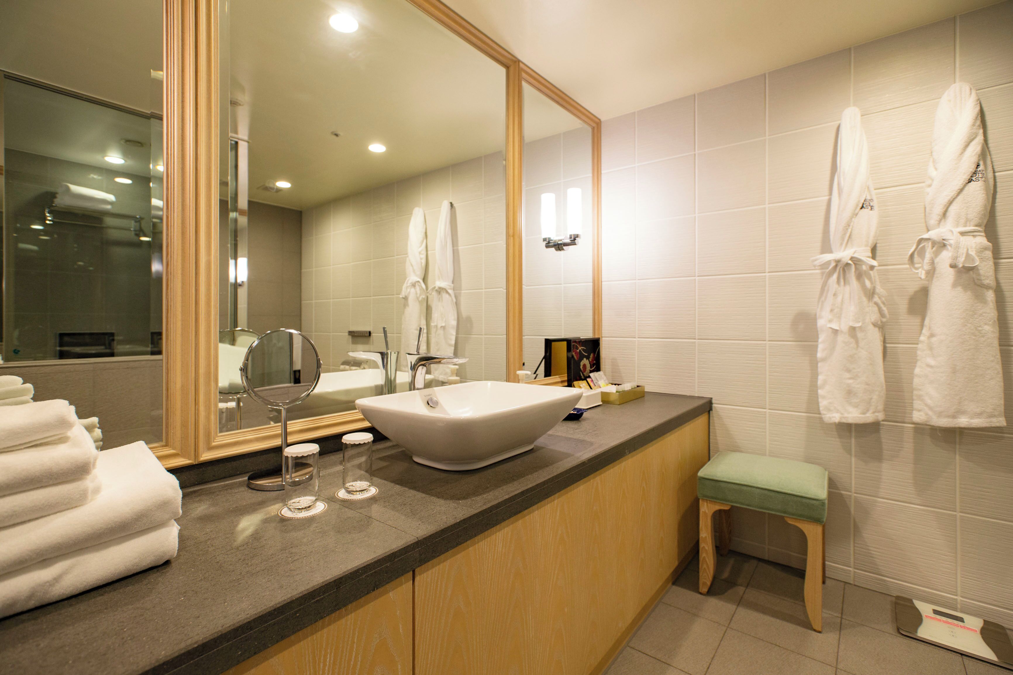 combined shower/bathtub, deep-soaking bathtub, free toiletries