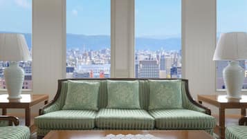Royal Twin Room, Non Smoking (Castle View,) | In-room safe, individually decorated, individually furnished, desk