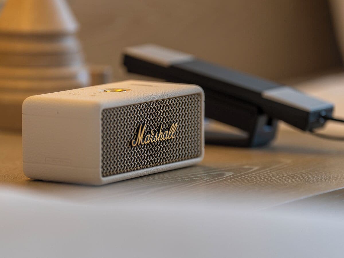 Un altavoz Marshall pequeño sobre una mesa.