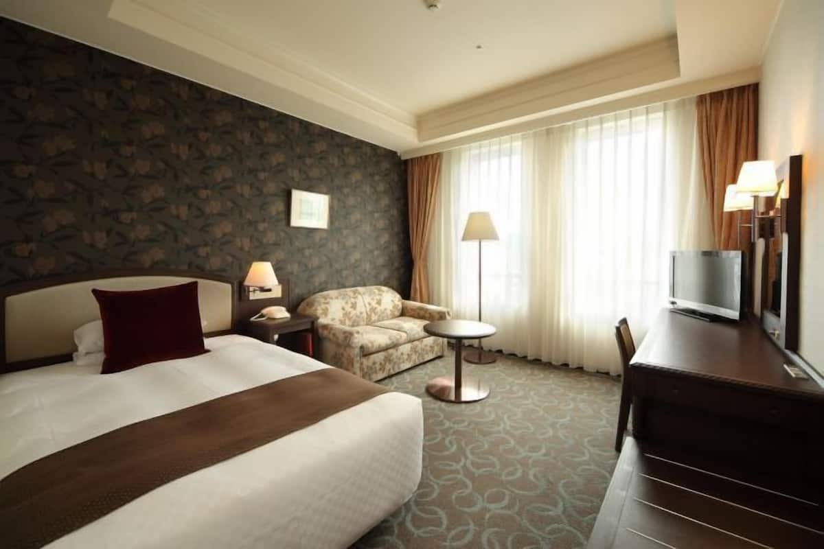In-room safe, individually decorated, individually furnished, desk