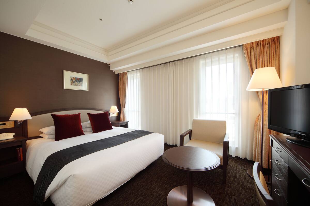 In-room safe, desk, soundproofing, WiFi (free)