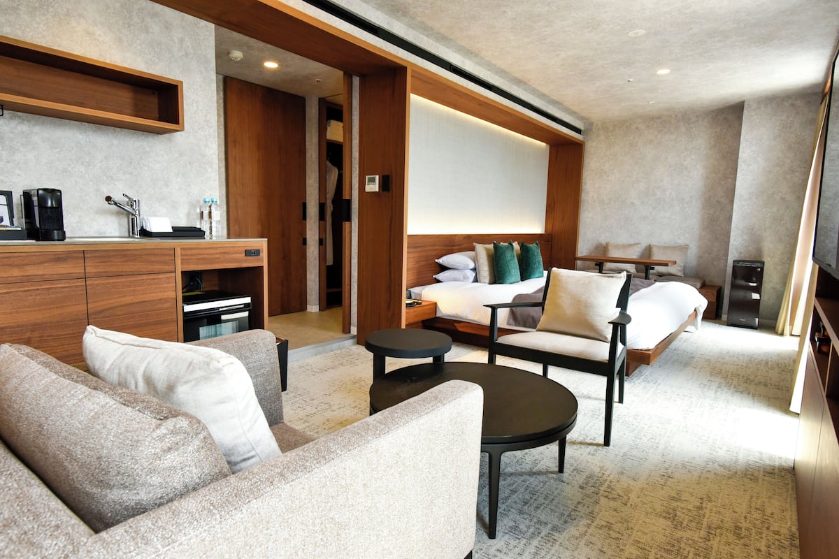 Deluxe King Double Room with City View Non Smoking
