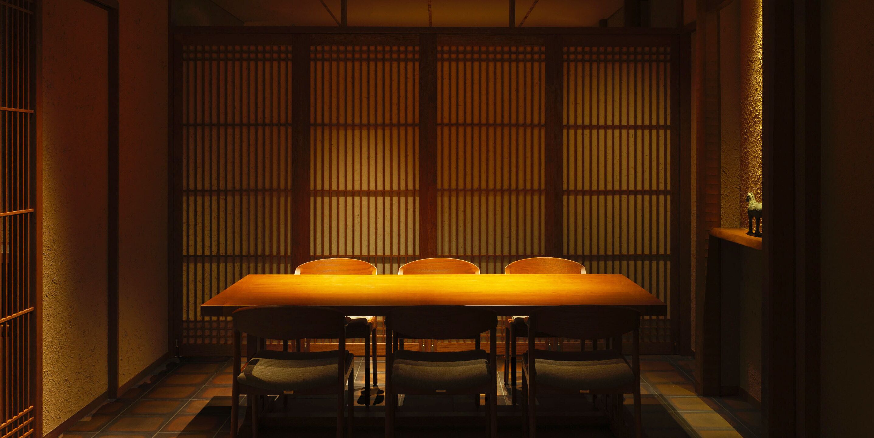 3 间餐厅，供应早餐、午餐和晚餐，中国菜