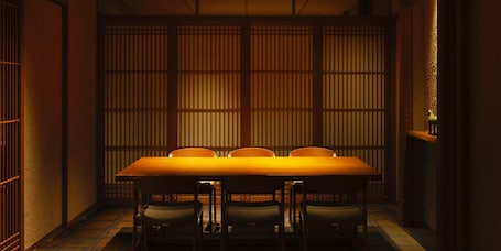 3 restaurants, breakfast, lunch, dinner served; Chinese cuisine