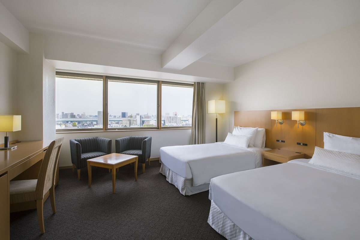 Down comforters, in-room safe, desk, blackout drapes