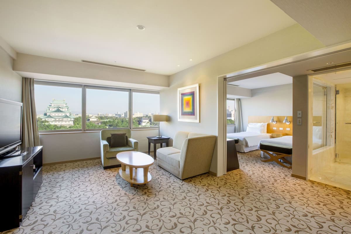 Down comforters, in-room safe, desk, blackout drapes