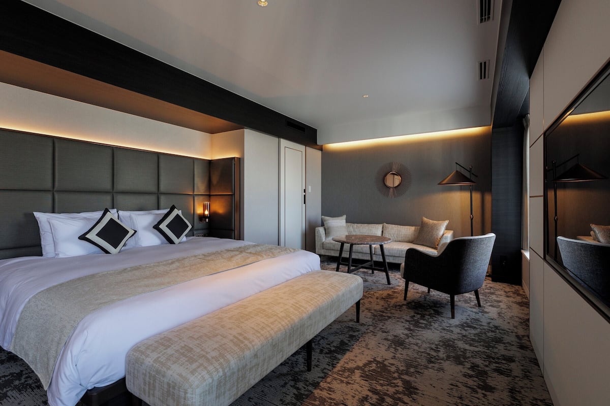 1 bedroom, down duvets, desk, blackout curtains