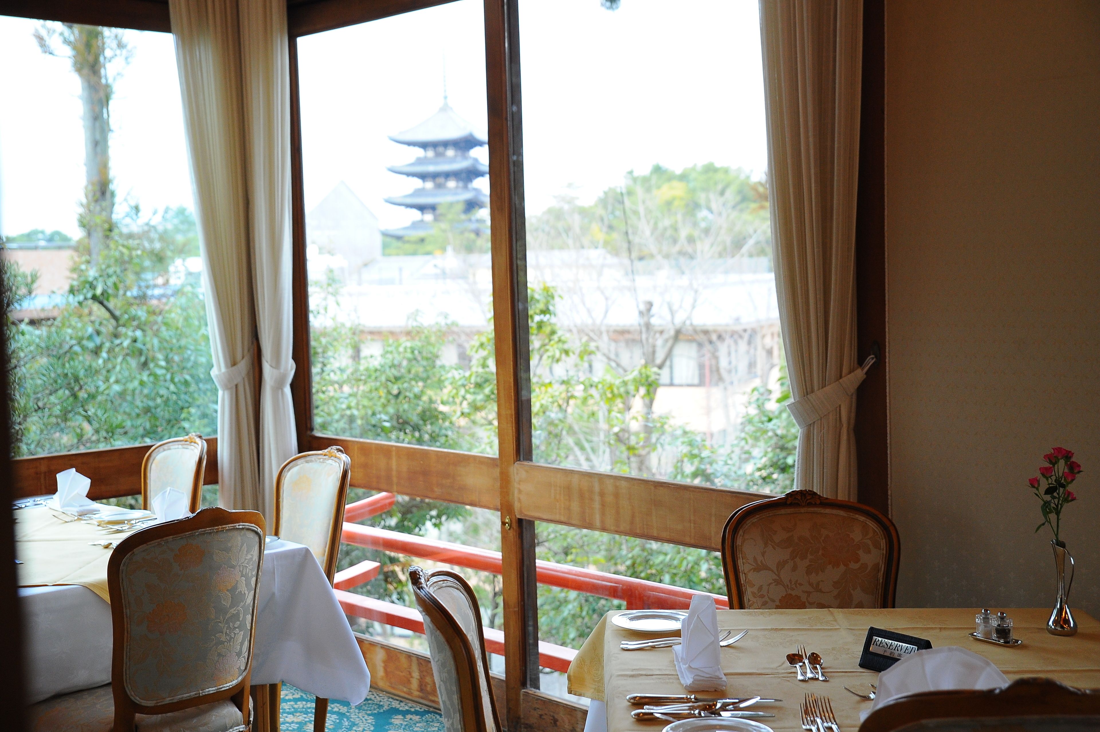 2 restaurants, breakfast, lunch, dinner served; french cuisine