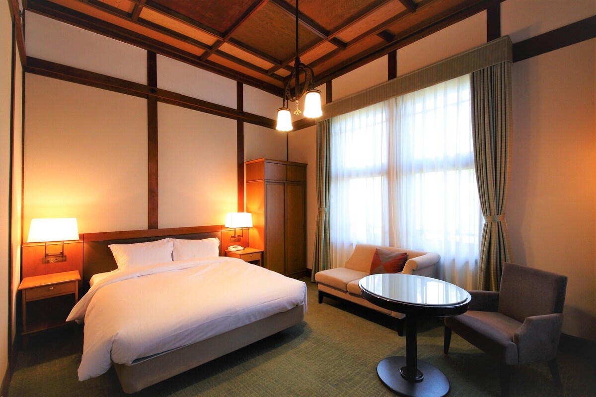 Premium bedding, down comforters, desk, blackout drapes