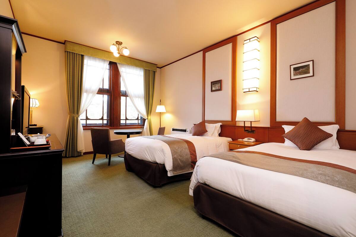 Premium bedding, down duvets, desk, blackout curtains