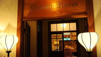 2 restaurants; breakfast, lunch, and dinner served
