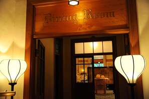 2 restaurants servant le petit déjeuner, le déjeuner et le dîner
