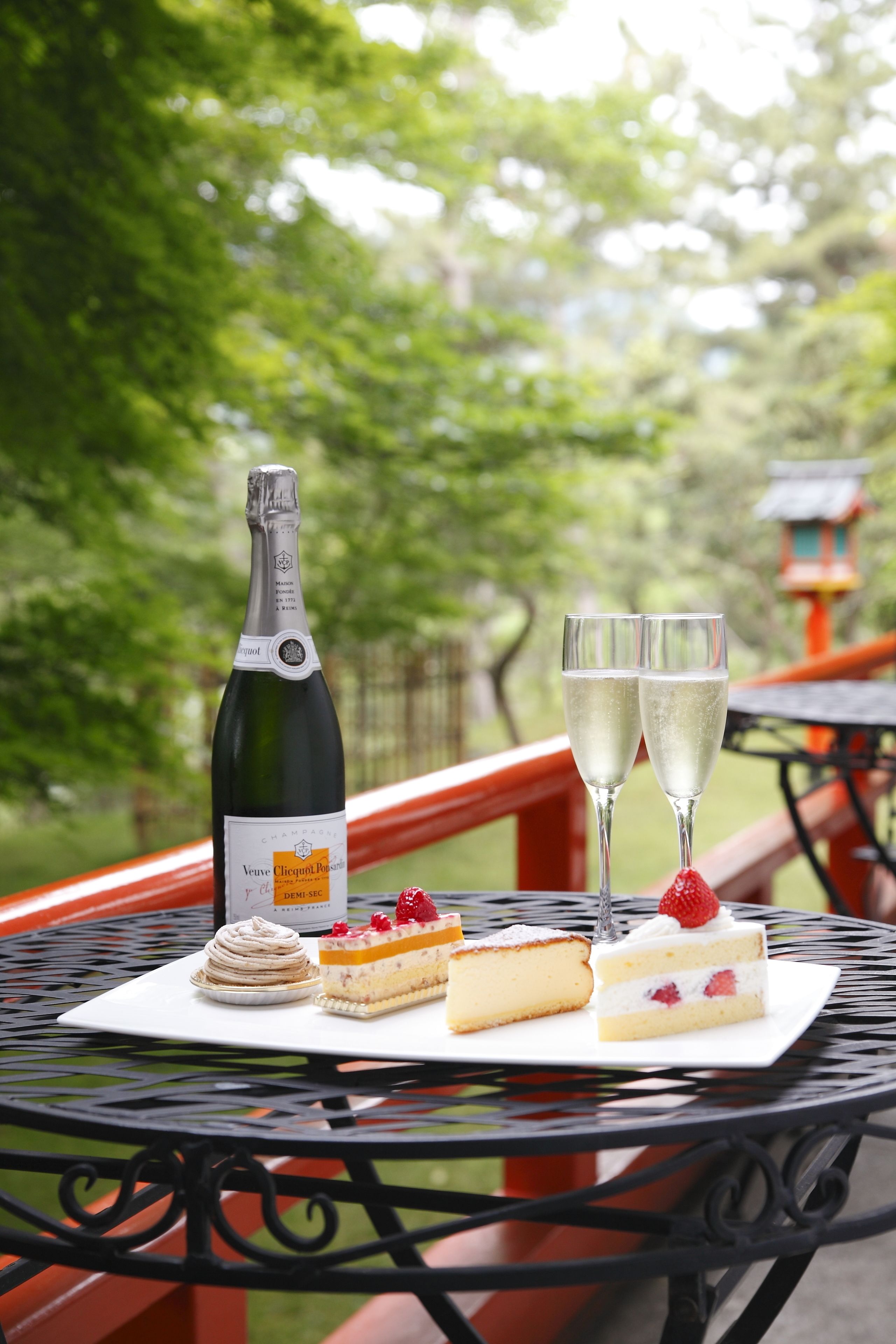 2 restaurants, breakfast, lunch, dinner served; French cuisine