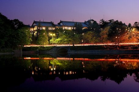 Fachada de la propiedad por la tarde o noche