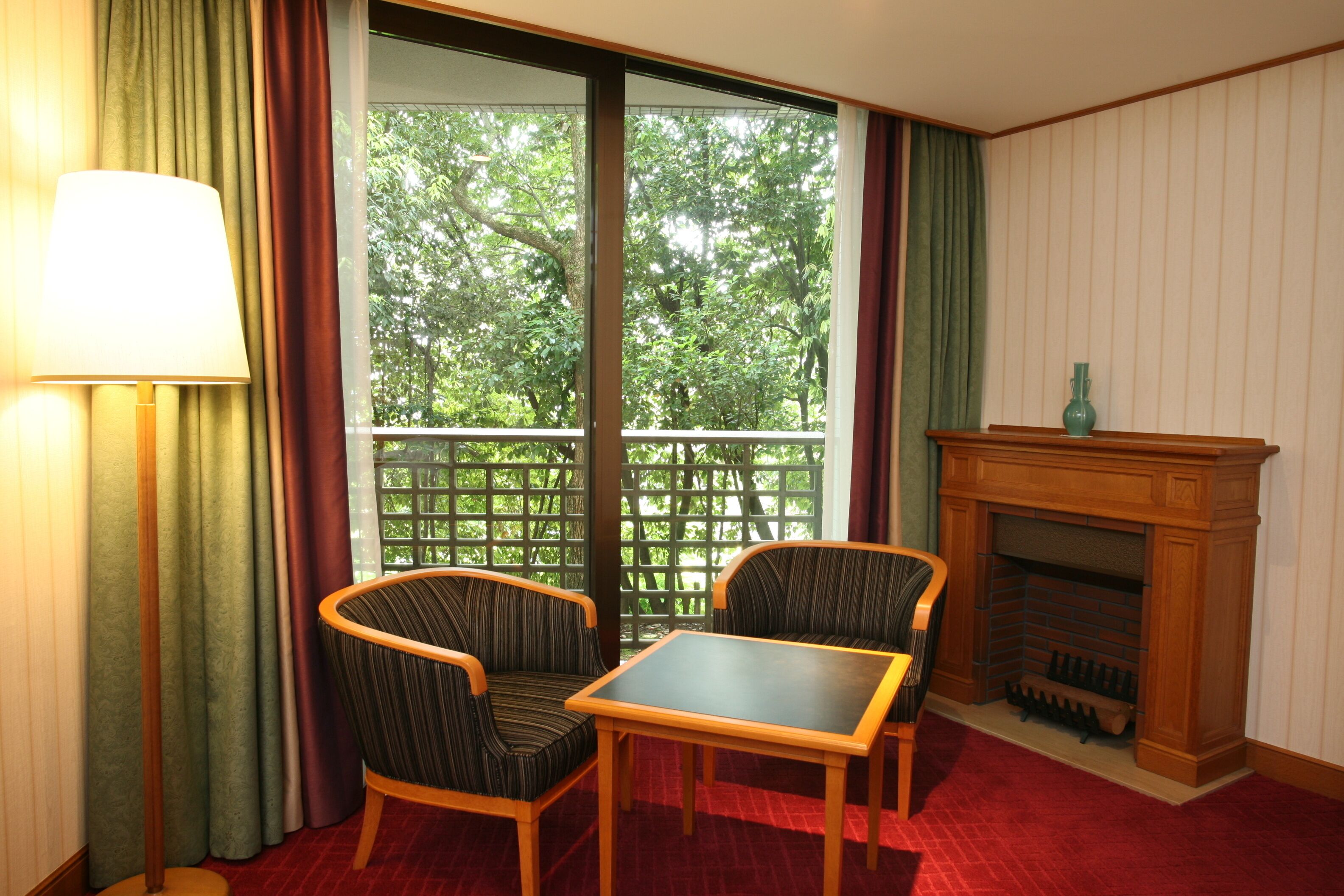 高級寢具、羽絨被、書桌、遮光窗簾/窗簾