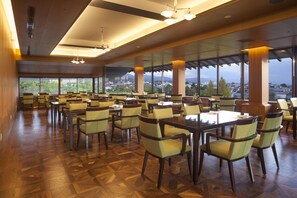 2 restaurants servant le petit déjeuner, spécialités Cuisine française