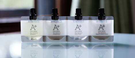 Combined shower/bathtub, deep-soaking bathtub, free toiletries