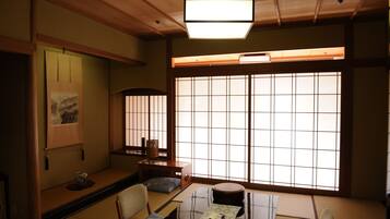 Japanese style room (47.4 sqm) | Premium bedding, down comforters, desk, blackout drapes