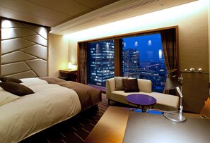 Premium bedding, down comforters, desk, blackout drapes