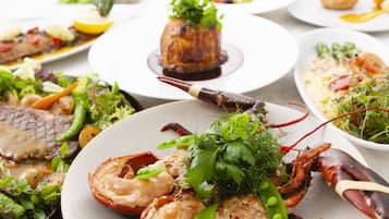 5 restaurantes, se sirven desayunos, comidas, cenas y cocina francesa